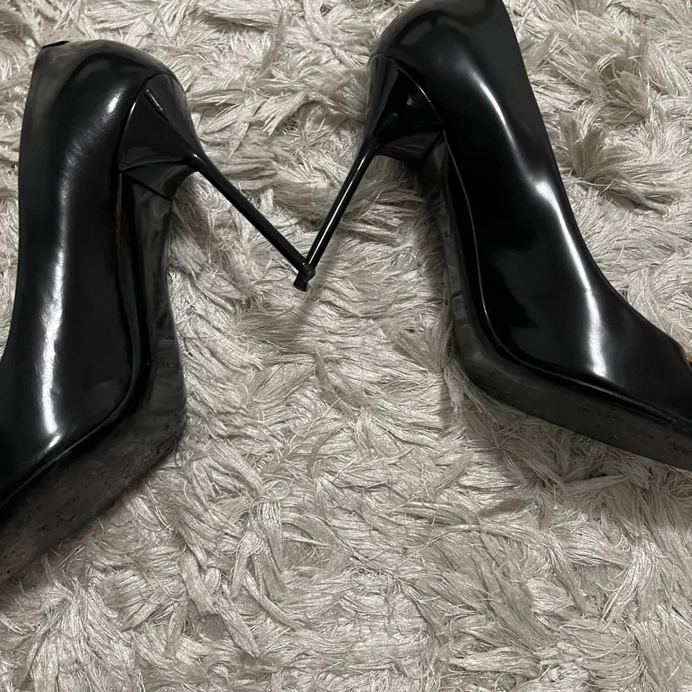 Burberry Flanagan D-Ring Pumps. Made in Italy. Size: US 8 1/2, UK 6, EUR 39 - Picture 4 of 16